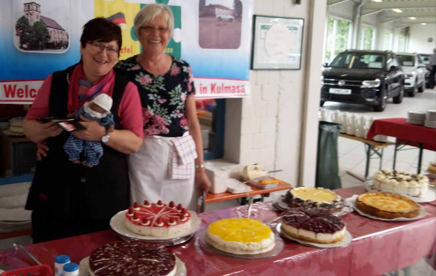 Kuchenverkauf im Autohaus Tumbrink