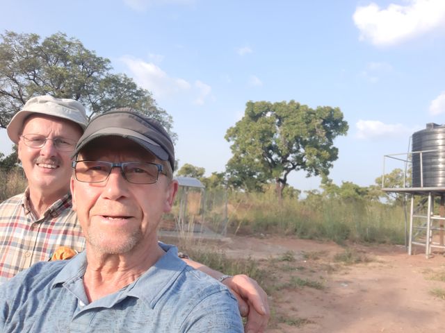 Hermann Determeyer und Ludger Hinterding vor der solarbetriebene Wasserstelle