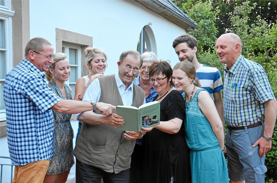 Pater Hagen zeigt ein Buch