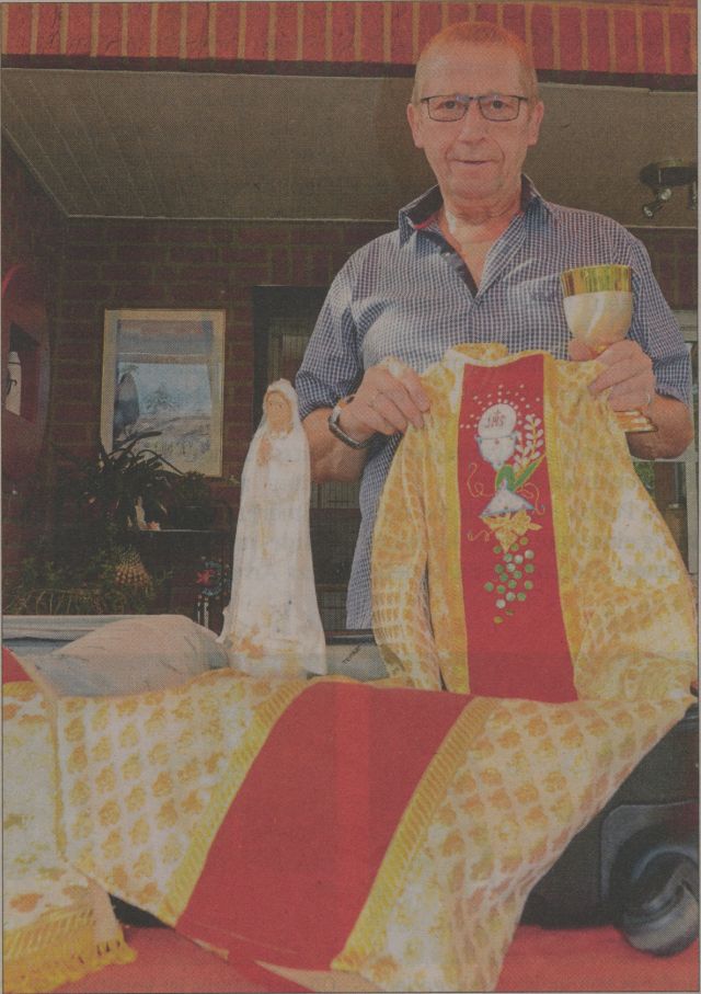 Ludger Hinterding mit liturgische Gegenstände