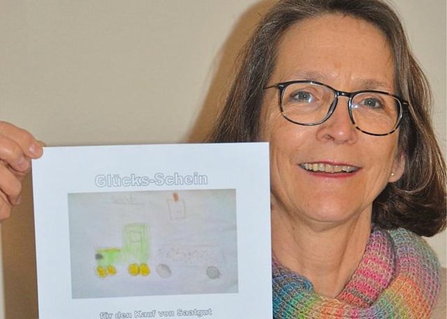 Ulla Jung zeigt ein Glücksschein