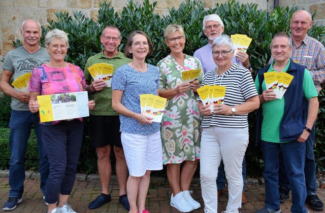 Gruppenfoto der anwesenden Mitglider mit den neuen Flayer