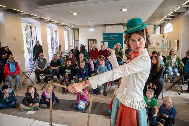 Puppenspielerin Jennifer Jefka unterhält die Kinder.
