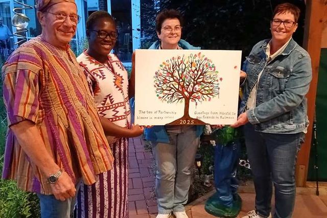 Als Geschenk erhielt Schwester Rita einen Lebensbaum mit Fingerabdrücken