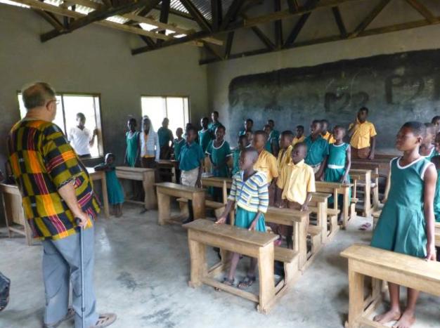 Pater Hagen besucht auf seiner letzten Reise nach Ghana eine Schulklasse